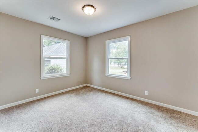 Building Photo - Cozy 2 bedroom 1 bathroom in Southeast Wichita