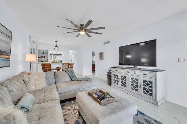 Building Photo - 1198 Hillsboro Mile