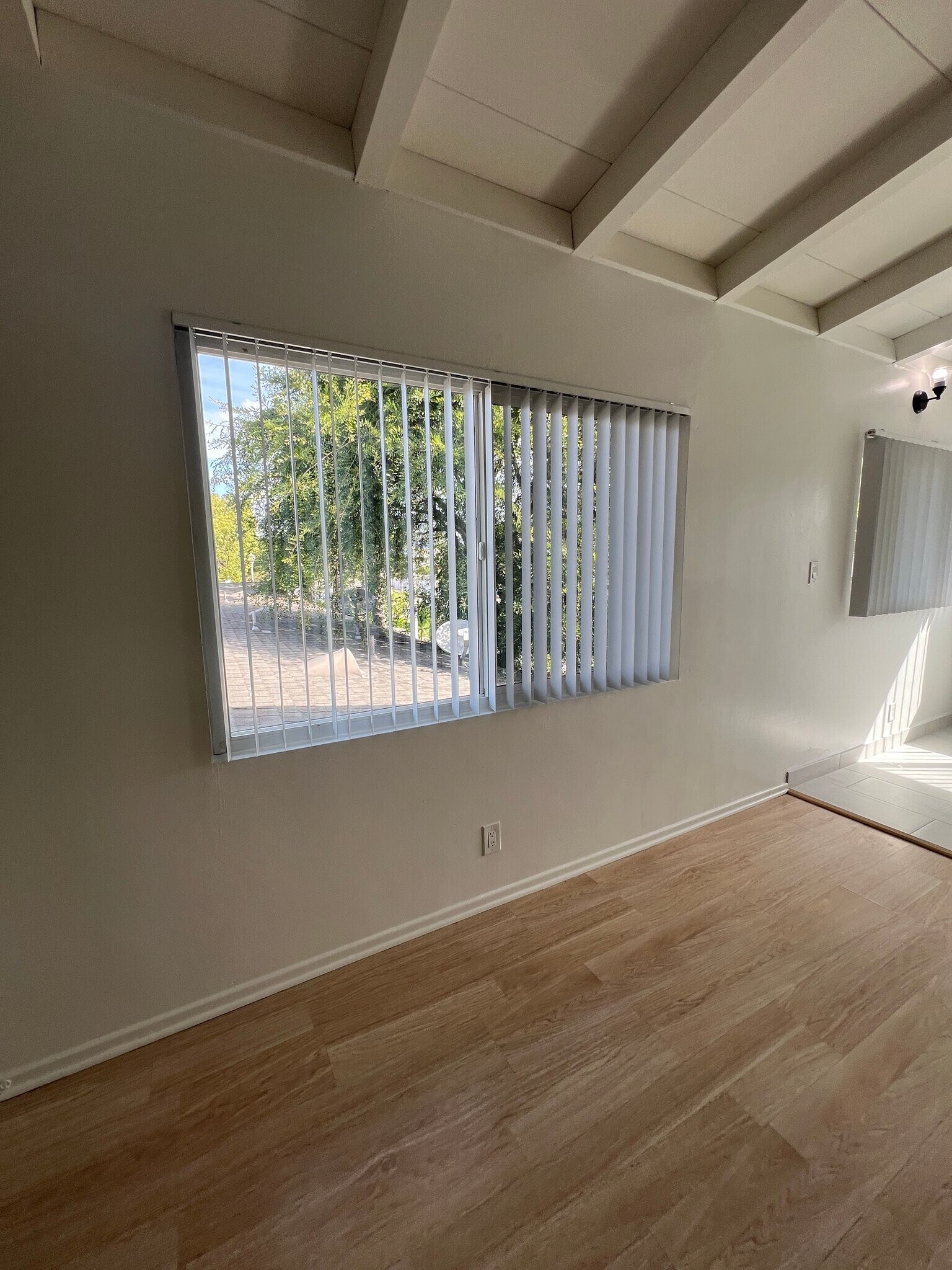 Building Photo - 1102 W Broadway