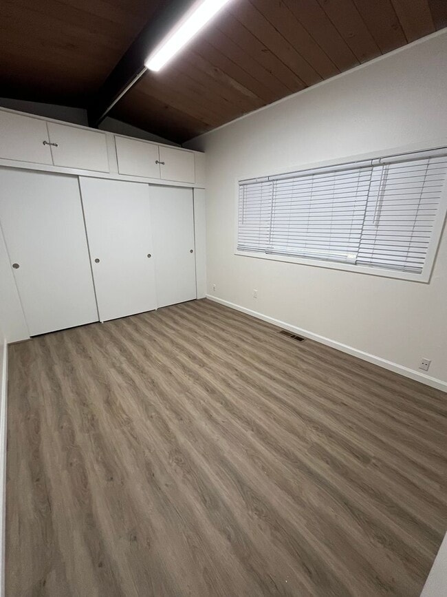 Building Photo - 4 Bedroom 2 Bath Home in Old Davis Near Campus