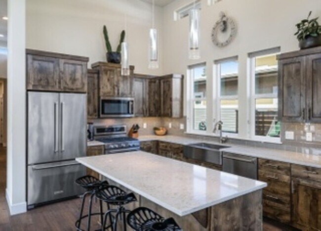 Building Photo - Beautiful Mid-Century Modern Home with lot...