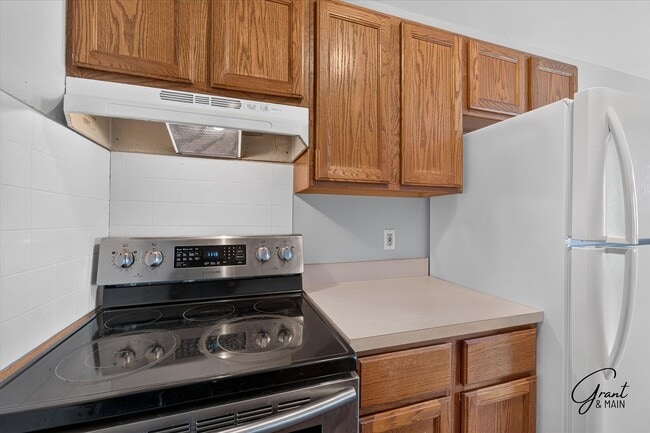 Building Photo - $1295 2 bedroom upper condo