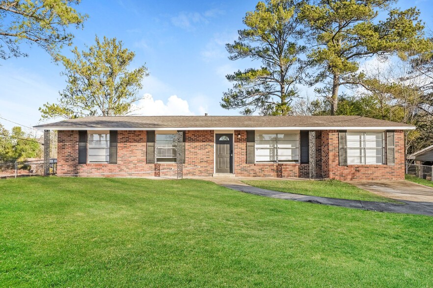 Building Photo - 5905 Luna Dr