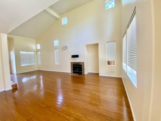 Building Photo - Open Single-Family 3Bed/2.5BA Home Mere Mi...