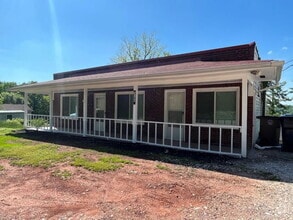 Building Photo - Charming 3 bed/2 bath, plus bonus, close t...