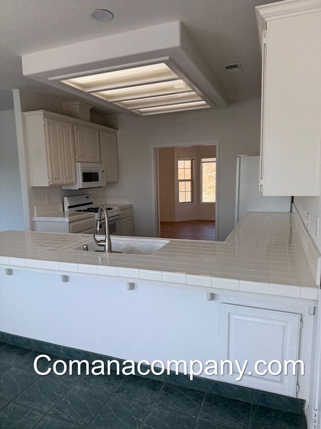 Building Photo - Gorgeous, spacious 3BR/2BA w views, yard, ...