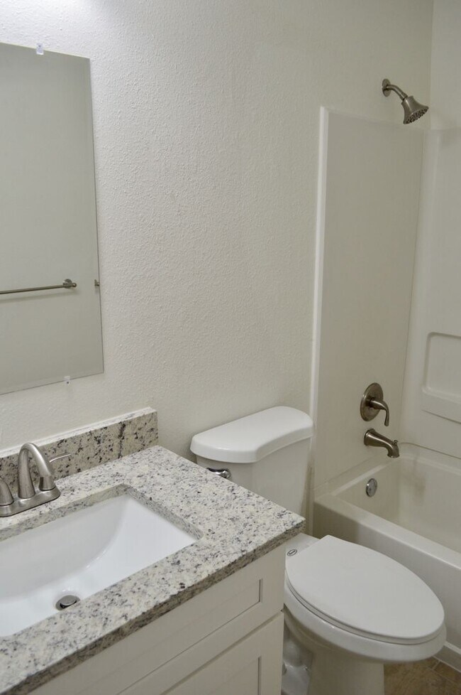 Building Photo - Beautiful 2 bed 2 bath with new flooring a...