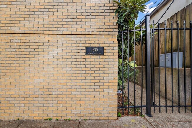 Building Photo - 3 Bed Beauty in Belhaven-FURNISHED