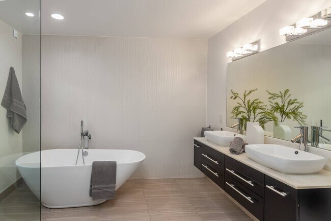 Building Photo - 3828 Alomar Dr