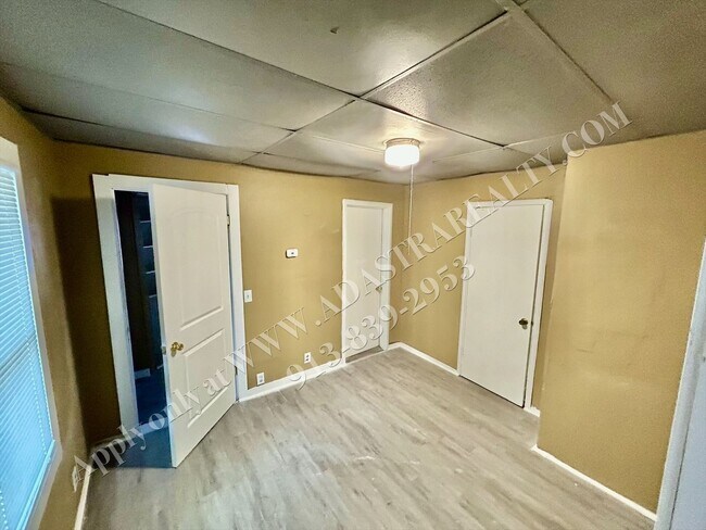 Building Photo - Updated 5 Bed 2 Bath home in Independence-...