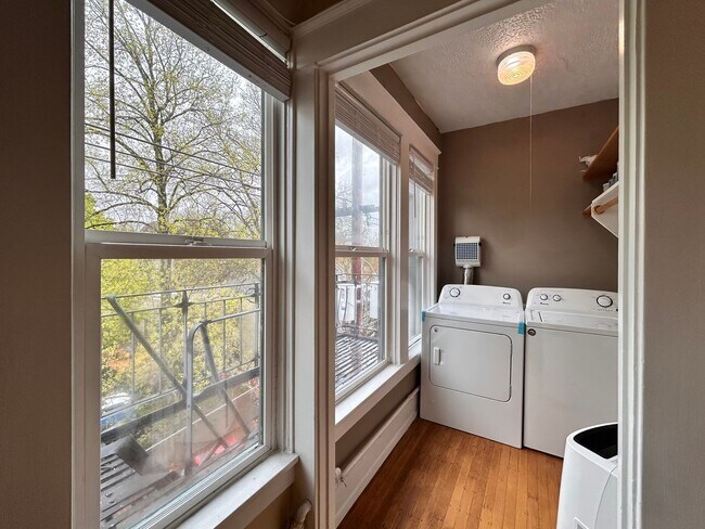 Building Photo - Vintage Charm - Top Floor NW Studio!