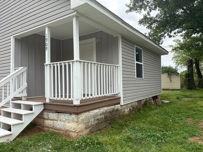 Building Photo - 2 BEDROOM 1 BATH HOUSE ALL ELECTRIC TILE FLOORING CENTRAL HEAT & AIR STACK WASHER/DRYER INCLUDED