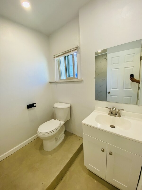 Building Photo - 132 E Jacinto St