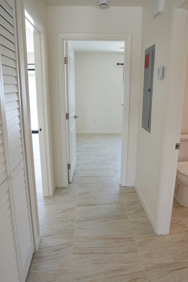 Building Photo - 517 S Mountain View Dr