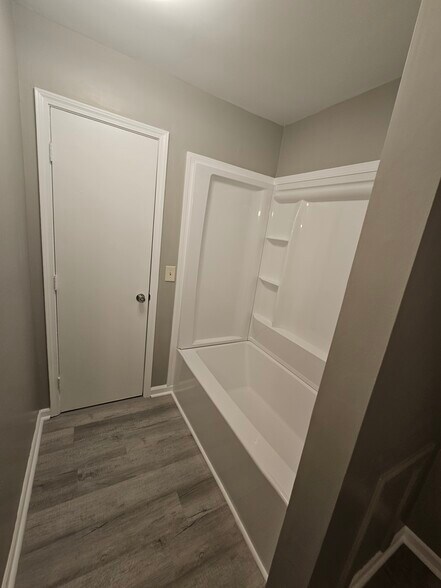 Full bathroom - 732 Coventry Ln
