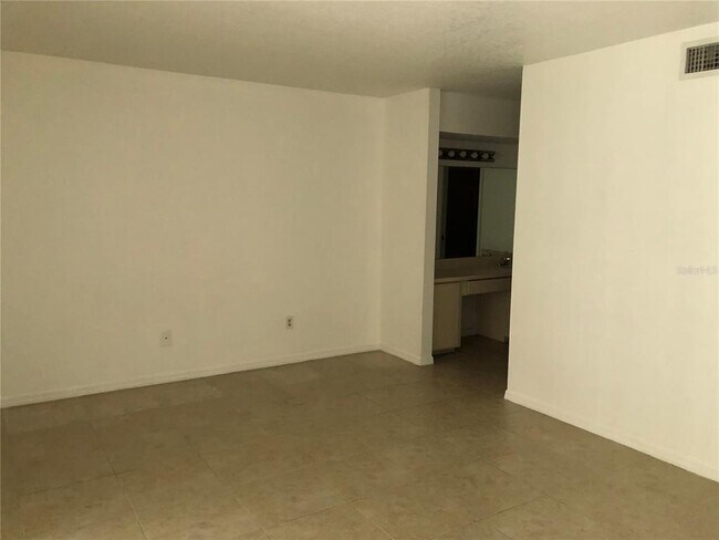 Building Photo - 1055 Kensington Park Dr