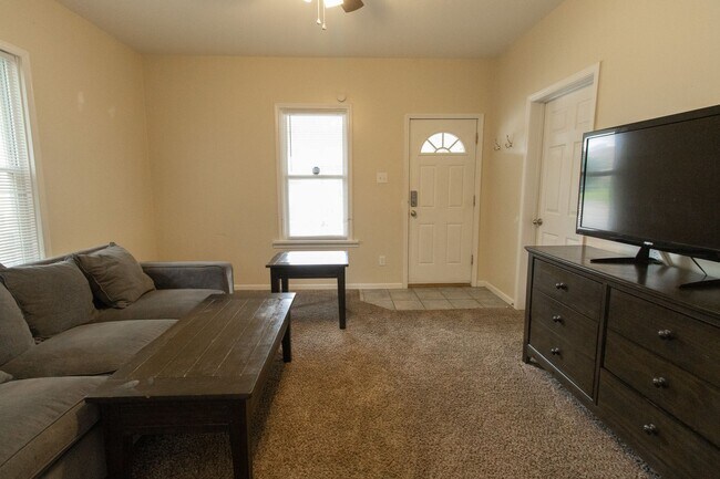 Building Photo - 2 Bed and 1 Bath House