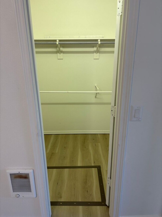 Building Photo - Huntington Rd. Duplex