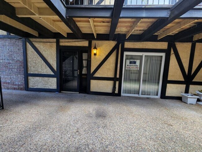 Building Photo - Two Bedroom Two Bath Condo with Pool Access