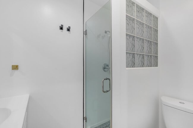Building Photo - Beautiful newly remodeled modern 2 Bed + 2...