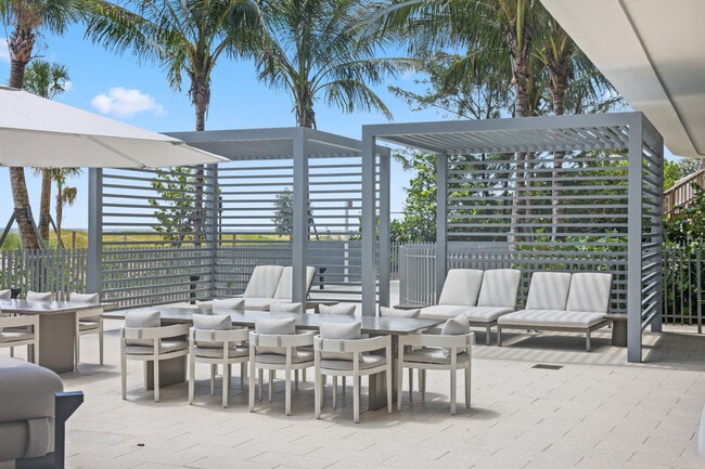 Building Photo - 900 N Ocean Blvd