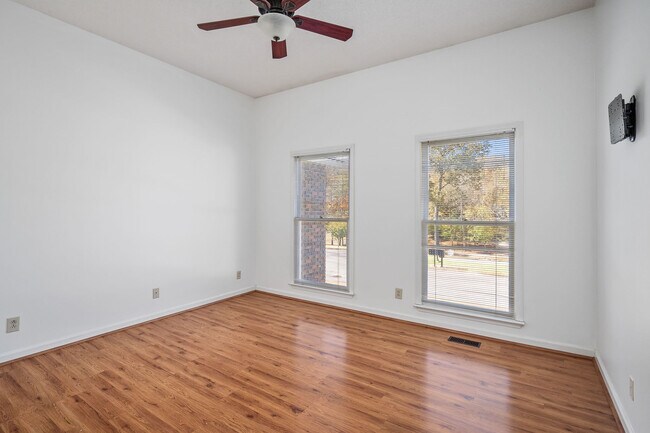 Building Photo - 378 Hermitage Ave