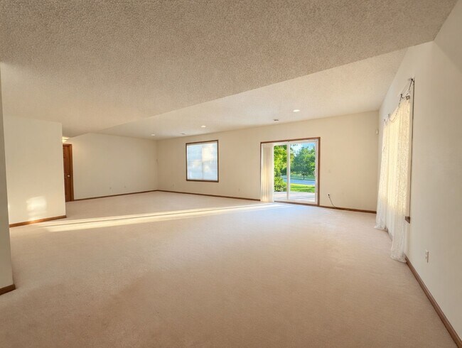 Building Photo - Rare executive rental in chanhassen! 5 beds no upgrade left behind!!!