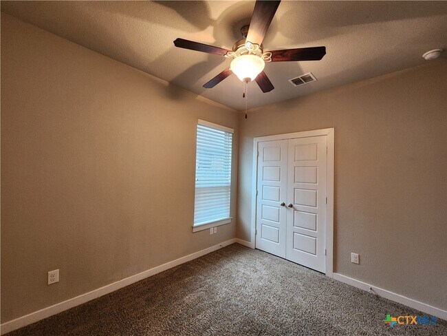 Building Photo - 506 Creekside Frst