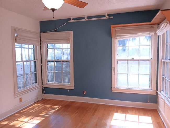 Building Photo - 2003 Montclaire St