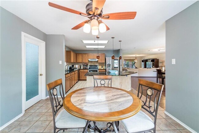 Building Photo - 2000 Continental Pass