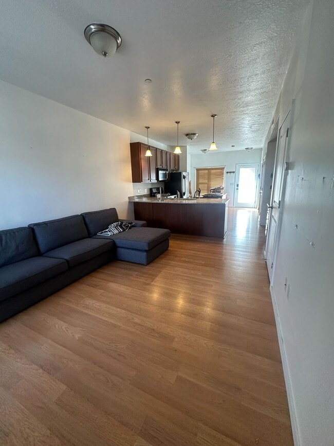 Building Photo - Beautiful 2BR Condo in Gated Community Near TRAX