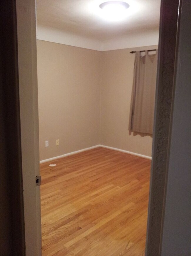 Building Photo - 917 N Center