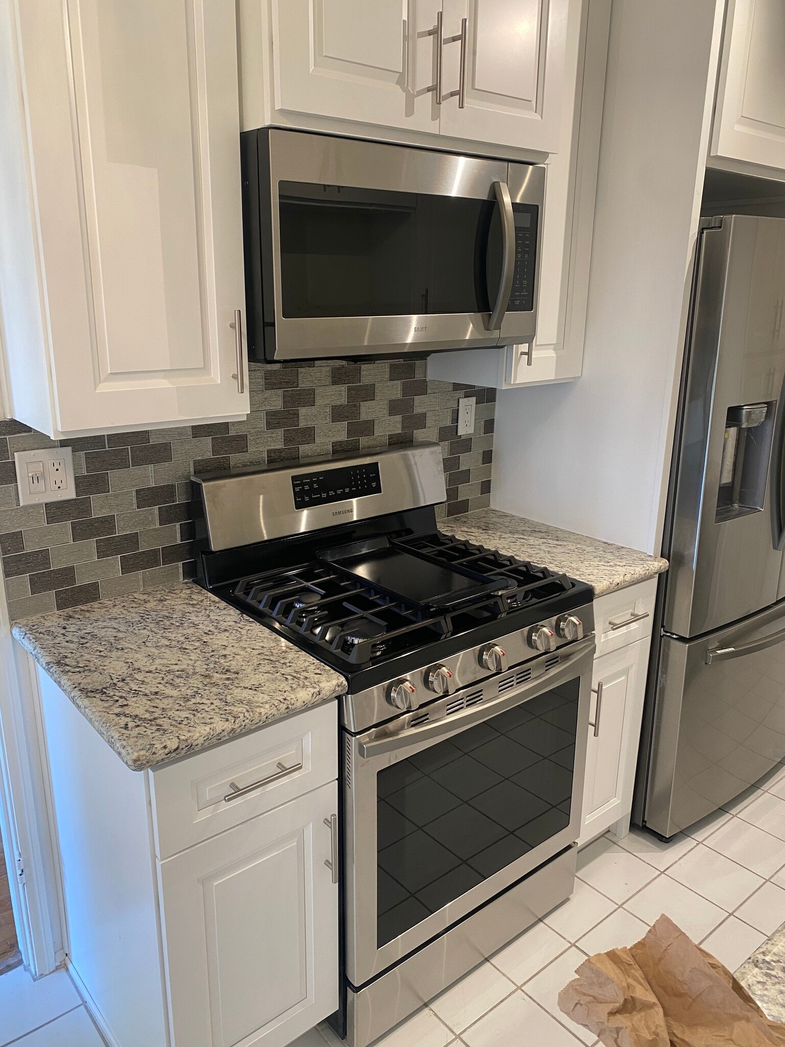 Chef's stove with microwave oven - 1859 1/2 Pandora Ave