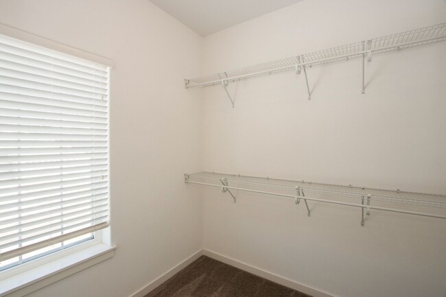 Building Photo - Beautiful 4 bed/3 bath house