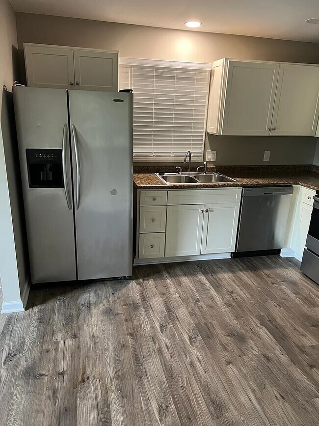 Building Photo - 1614 Cypress Dr