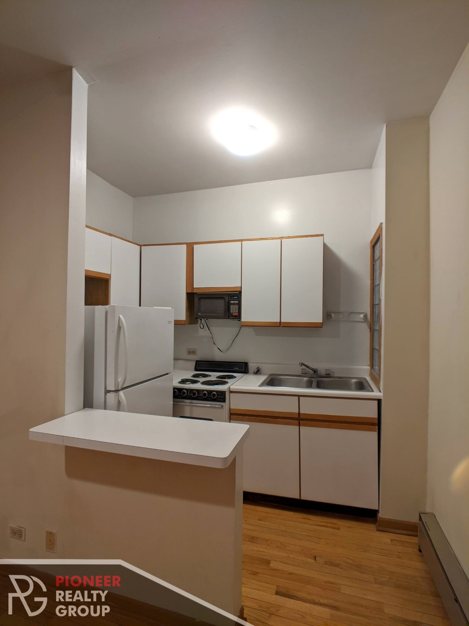 Building Photo - 633 W Barry Ave