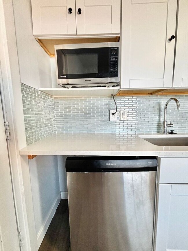 Building Photo - Charming 1-Bedroom Apartment with Convenie...