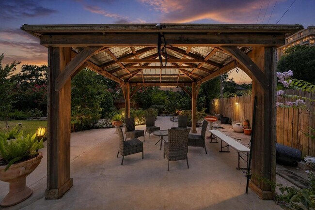 Building Photo - 5526 Darschelle Dr