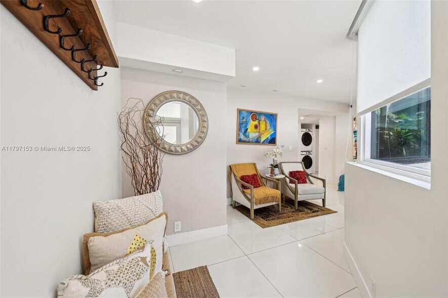 Building Photo - 121 Crandon Blvd