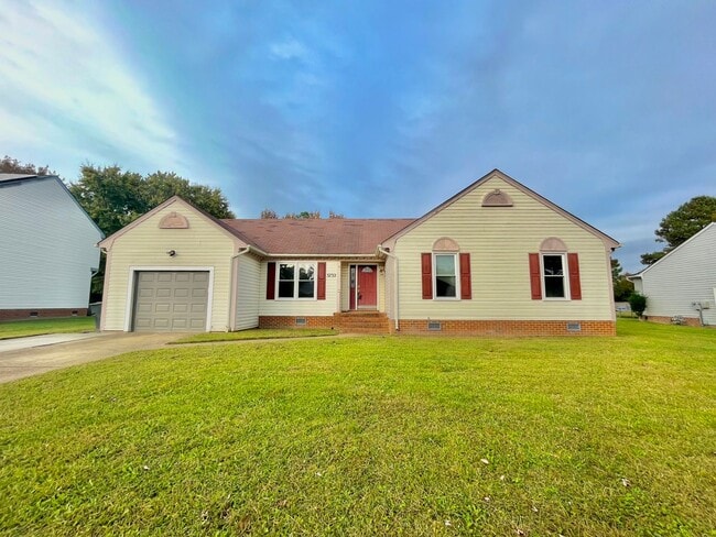 Primary Photo - Spacious 3 bedroom, 2 bath property on ove...