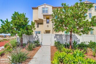 Building Photo - Stunning Corner Unit 4Bdm 3.5Ba Townhome w...