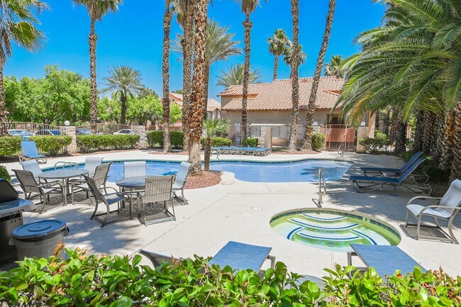 Building Photo - Gated Community townhome, with private garage