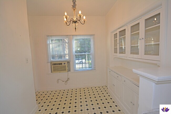 Building Photo - 5727 Carlton Way