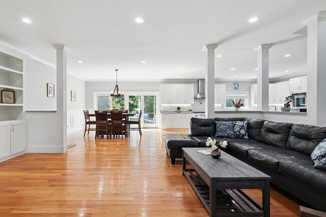 Building Photo - 22 Austin Ln