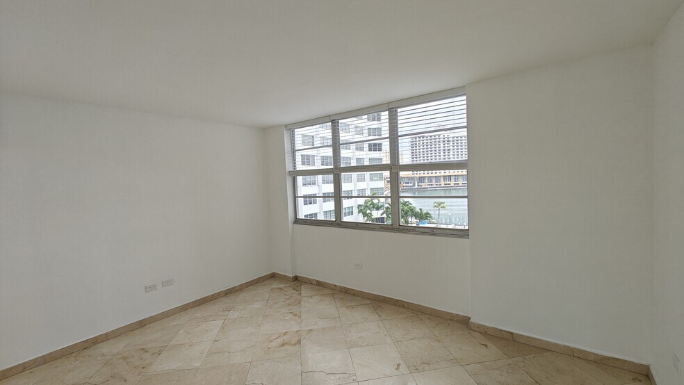 Building Photo - 825 Brickell Bay Dr