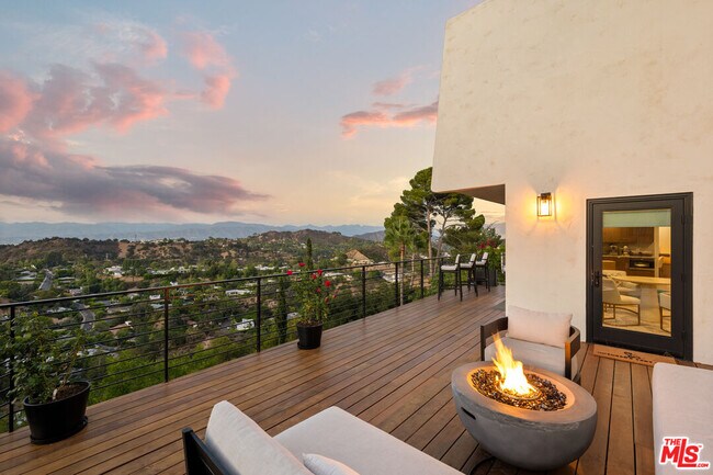 Building Photo - 8620 Skyline Dr
