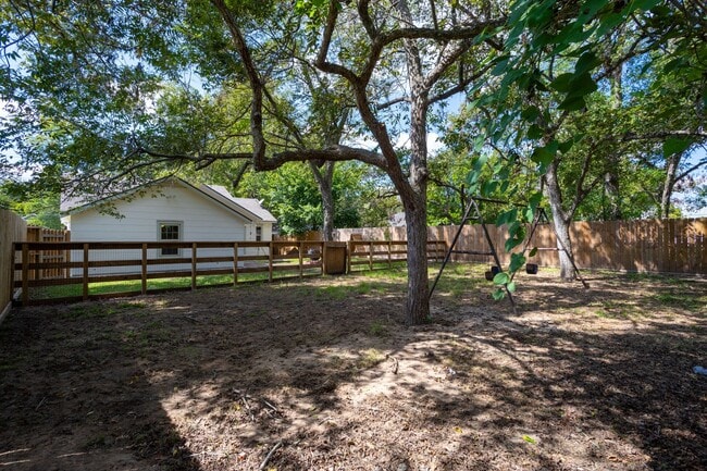 Building Photo - 1517 Live Oak St