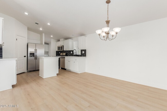 Building Photo - 120 N Val Vista Dr