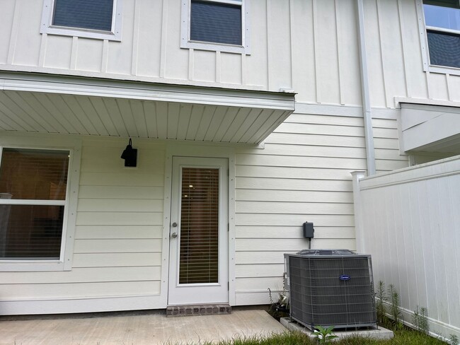 Building Photo - New Townhome near UWF and Nine Mile RD