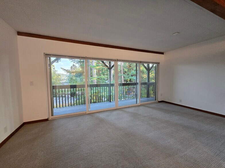 Building Photo - 465 Winslow Way E